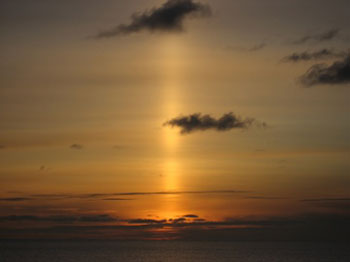 At the end of the sunset, the last part of the sunset became a single ray of light shining straight up from the sun. Photo: Paulo Maurin.